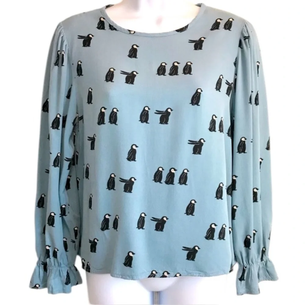 🔴 4/$15 Penguin print blue long ruffle edge sleeve viscose blouse size M in EUC - Picture 4 of 16